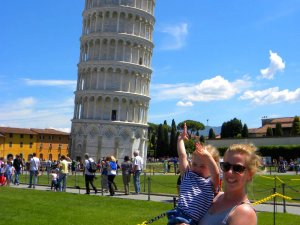 Am schiefen Turm von Pisa in Italien mit der Familie