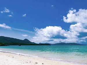 Weißer Strand mit kristallklarem Wasser auf Okinawa in Japan