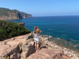 Reisende vor Aussicht in Alghero, Sardinien