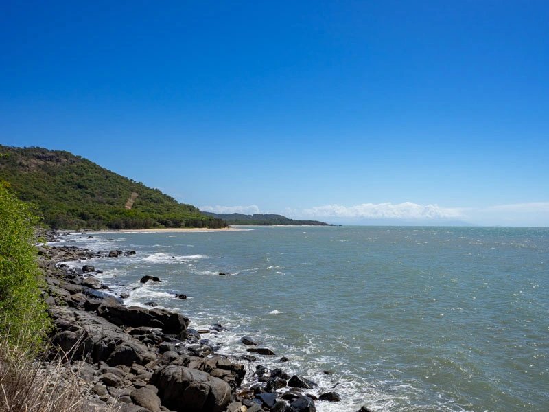 Steinige Küste in Palm Cove, Australien