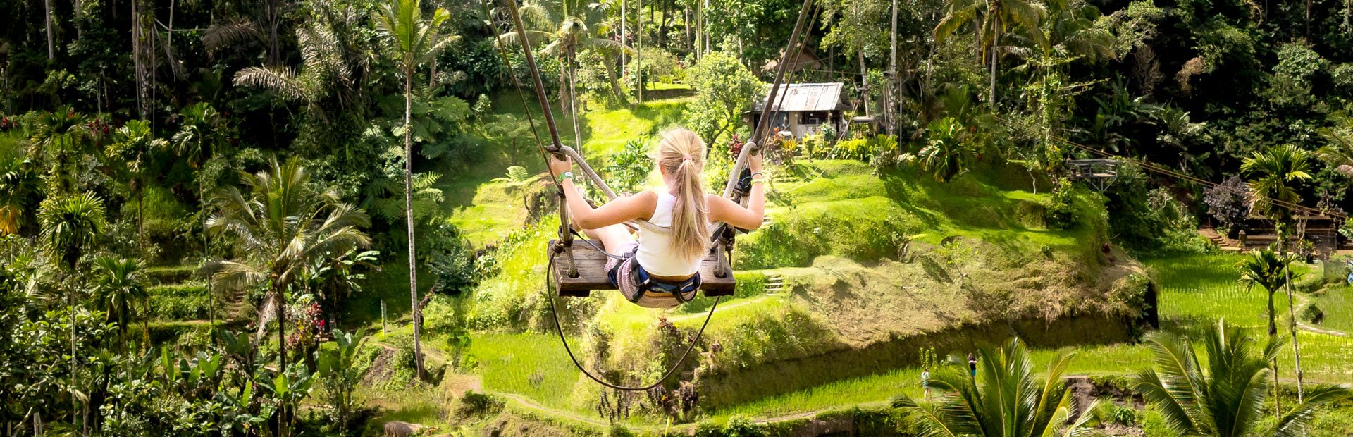 Mädchen auf Schaukel in Bali