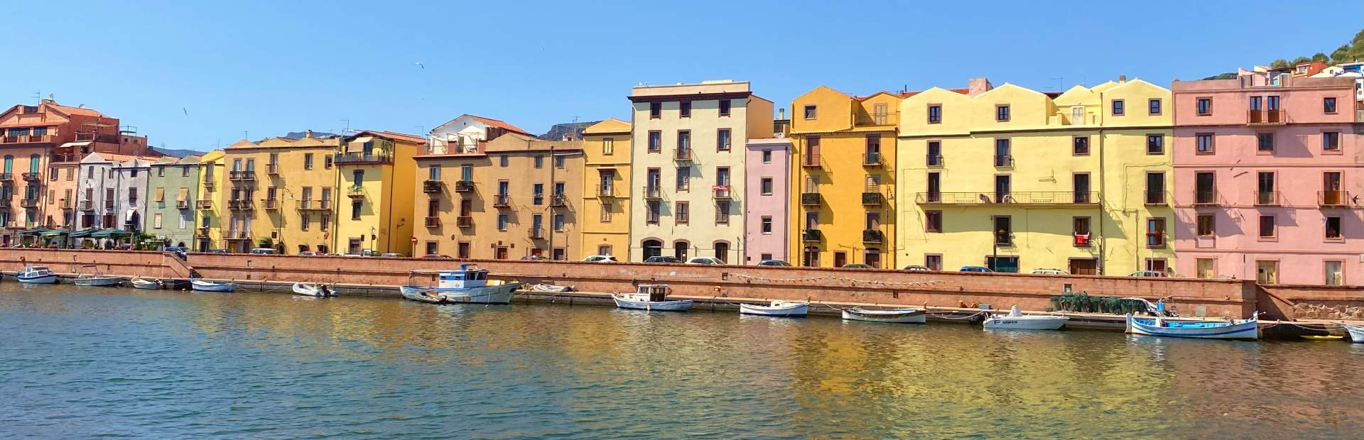 Bunte Häuser am Fluss in Bosa, Sardinien