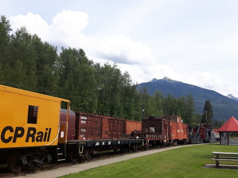 Ein langer Zug beim Eisenbahnmuseum in Revelstoke