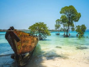 Boot am Strand von Havelock Island auf den Andamanen Inseln