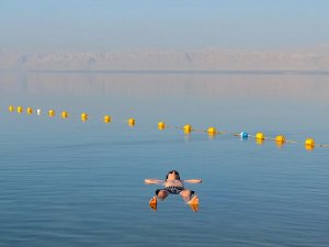 Ein Mann schwimmend im Toten Meer