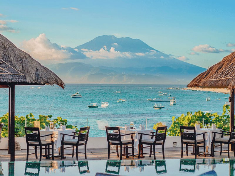 Hotelrestaurant mit Ausblick auf Nusa Lembongan vor Bali