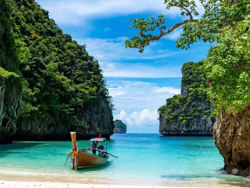 Longtailboot in der Bucht von Koh Phi Phi in Thailand