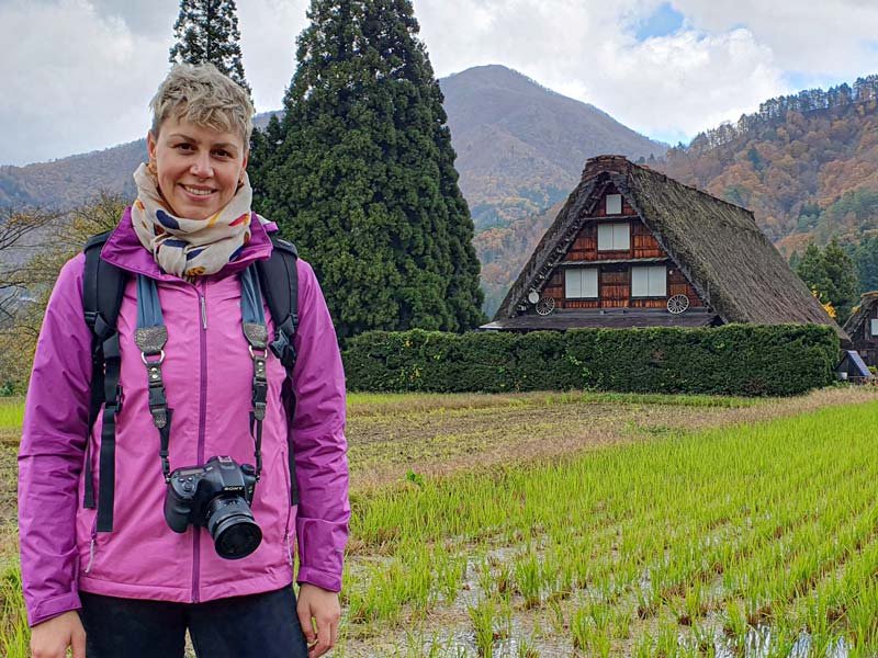 Fotografin auf den Reisfeldern in Shirakawago