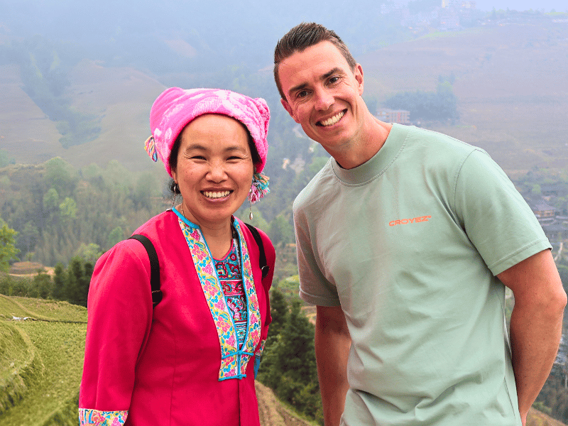 Reisender und Guide in den Reisfeldern von Ping’an in China