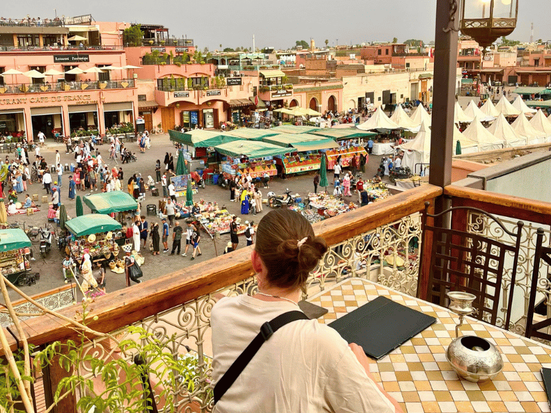 Frau im Restaurant in Marrakesch in Marokko