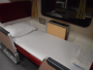 Ein Bett in der zweiten Klasse im Nachtzug in Thailand