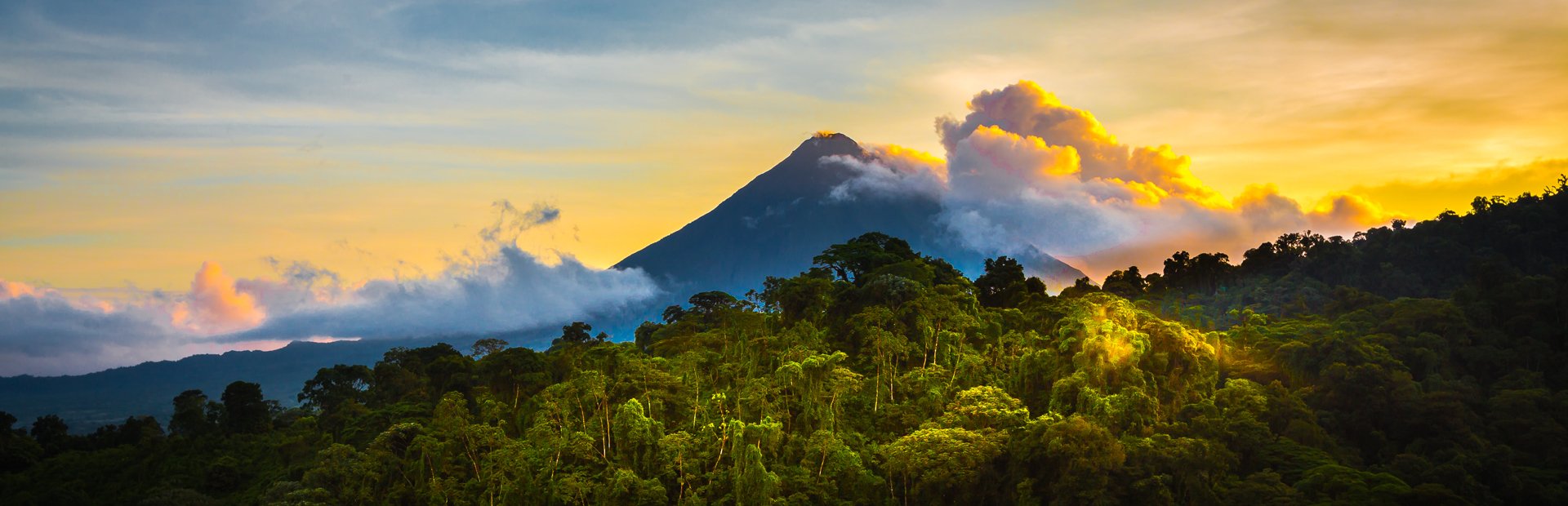 Dschungelbild mit dem Vulkan Arenal in Costa Rica