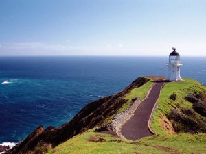 Blick auf den Leuchtturm von Cape Reinga und das offene Meer. - Nordinsel Neuseelands